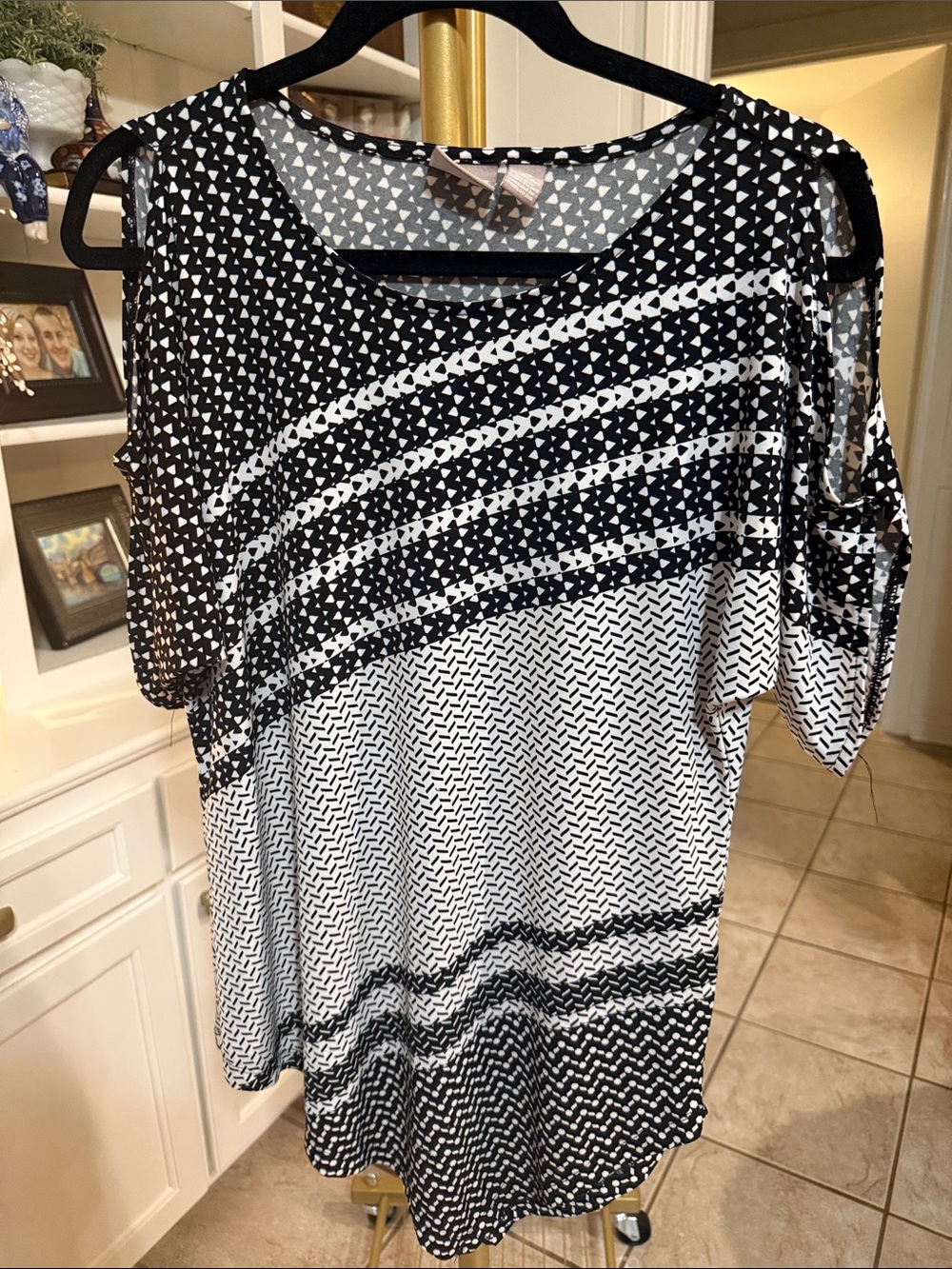 Chico’s Size 0 Black White Mixed Print Cold Shoulder Top